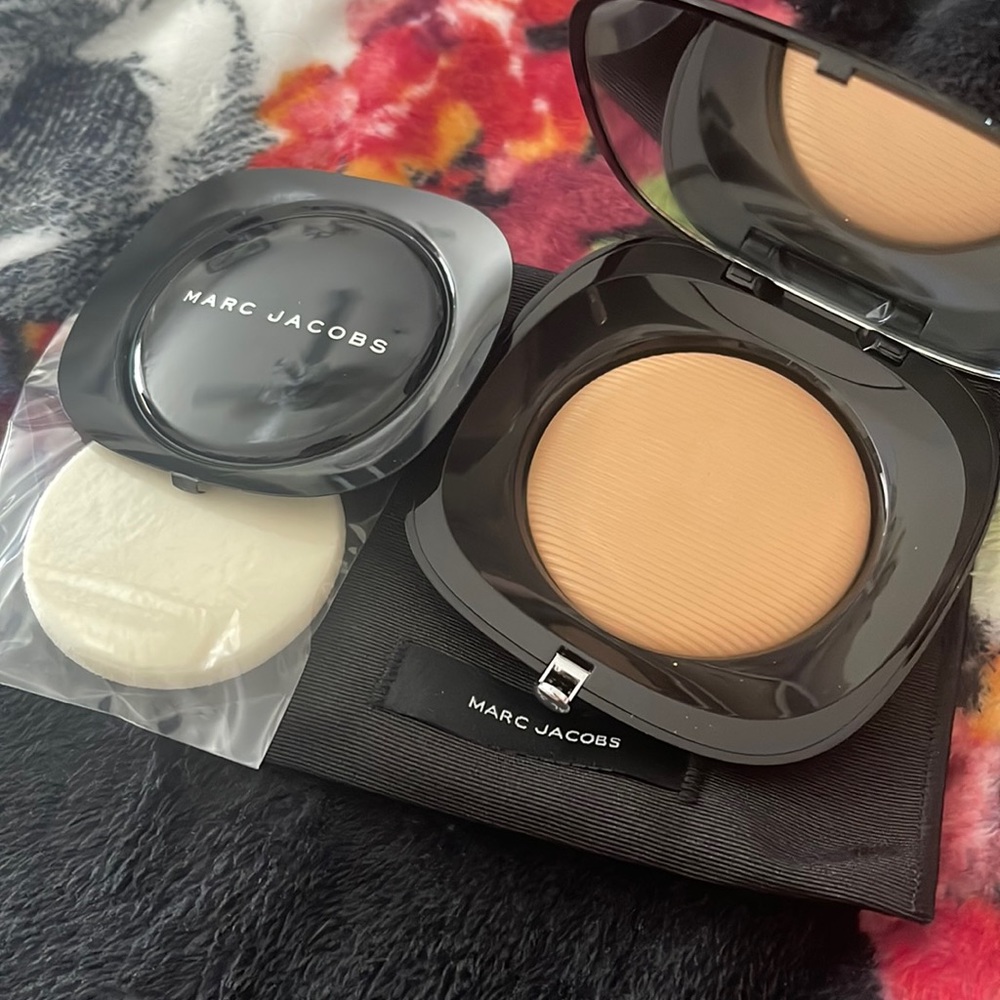 Marc Jacobs Beauty 360 Golden Perfection Powder Featherweight Foundation